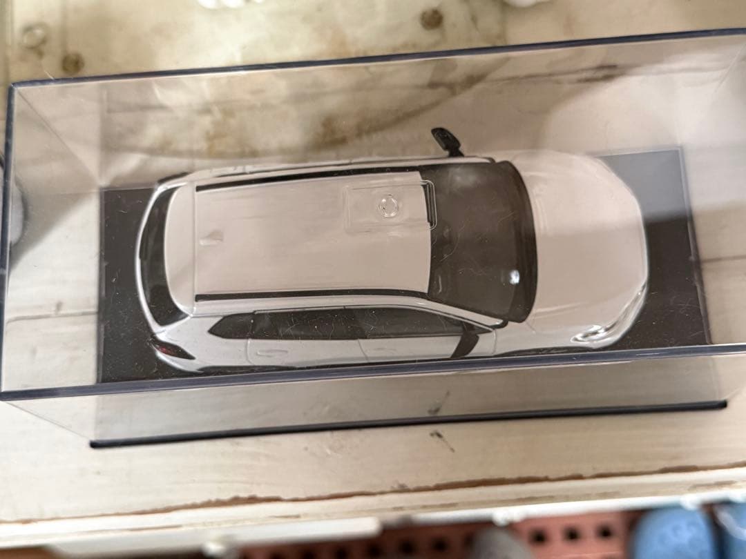 新型COROLLA CROSS ホワイトパールマイカ 1/30 カラーサンプル