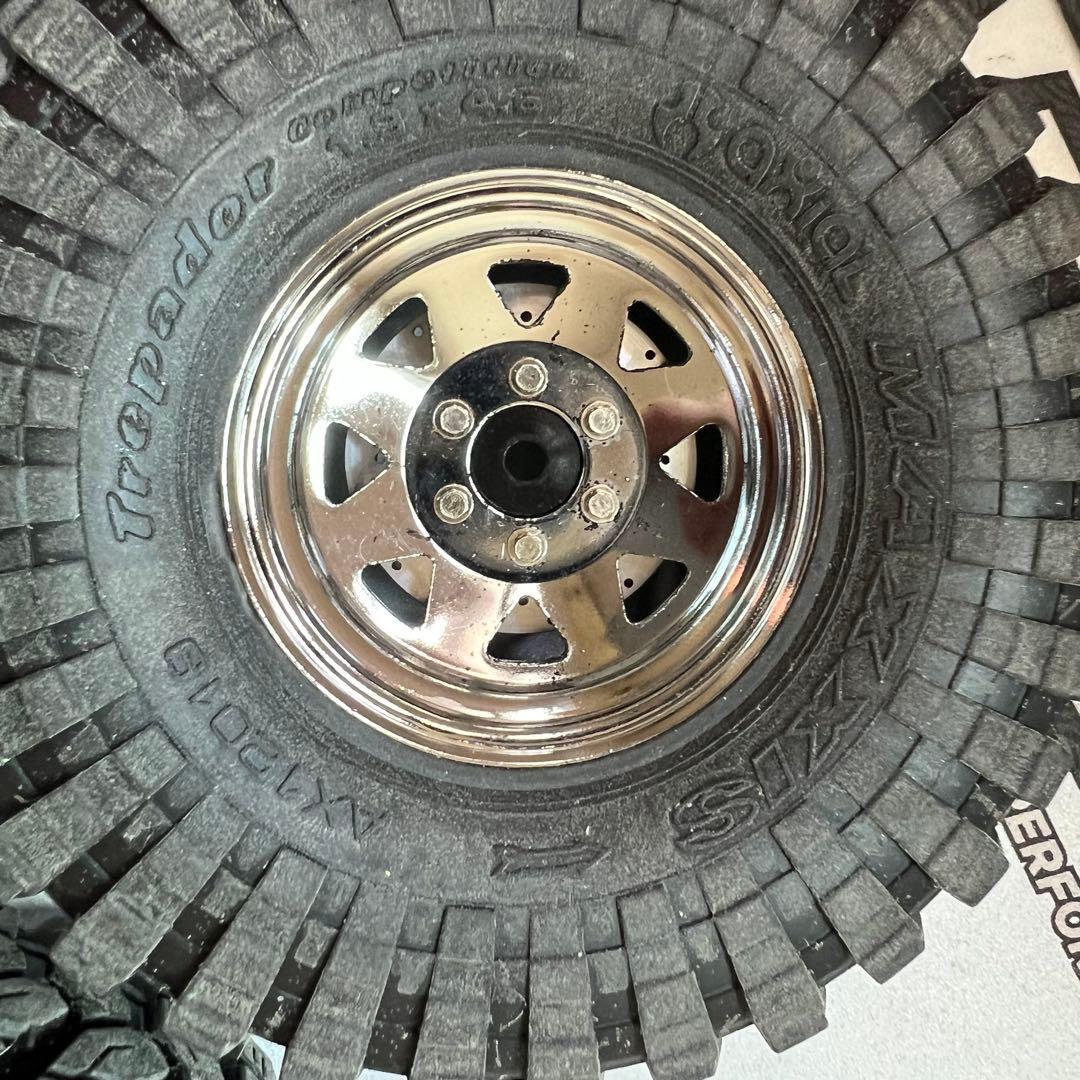 RC4WD 6LUG1.9クロームホイール、axial純正トレパドールタイヤ