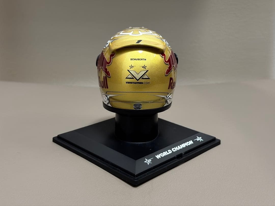 マックスフェルスタッペン　2022 ワールドチャンピオン　ヘルメット　1/4