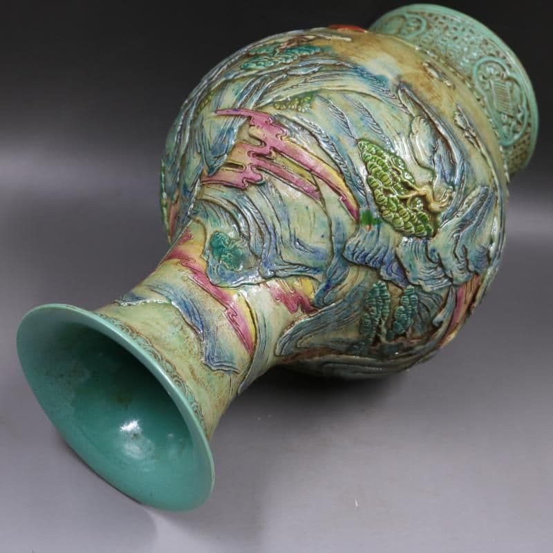 清乾隆粉彩浮彫刻山水魚尾瓶 景徳鎮 陶磁器 装飾品 工芸品美術品 置物