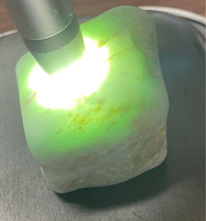 ［薄緑色　メロン色の透過］　糸魚川翡翠74g ヒスイ　ひすい
