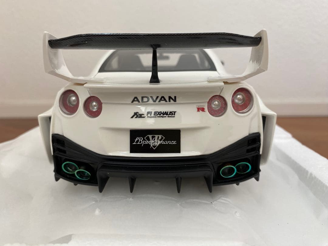 ミニカー LBsilhouette WORKS GTNissan 35GTR 1/18
