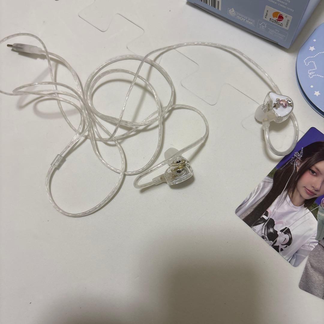 ILLIT ［bomb］イヤホンMERCH ver.