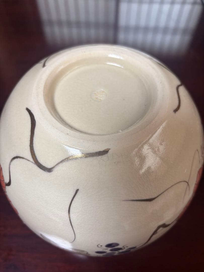ぶどうと葉の装飾の陶器花瓶