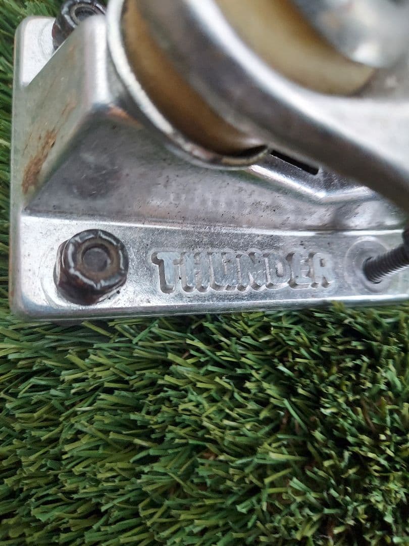 thunder titanium lights チタン 145 スケボー