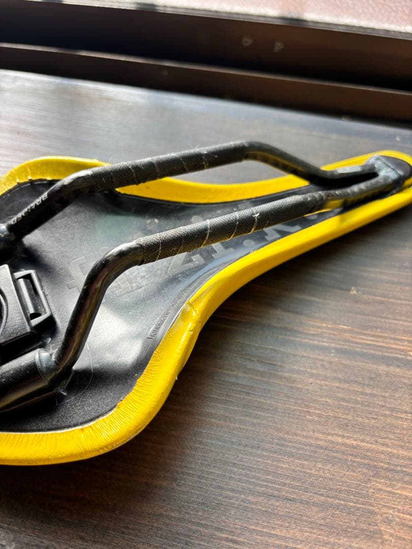 fizik サドル ANTARES ツールドフランスマイヨジョーヌモデル