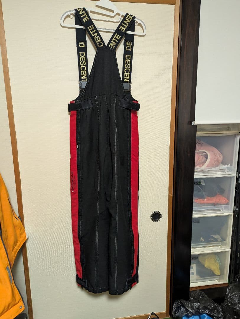 DESCENTE サスペンダー付きオーバーオール 黒赤