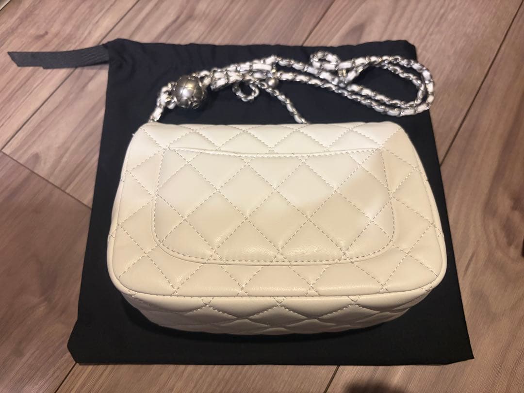 CHANEL ホワイト キルティング ショルダーバッグ ノベルティー