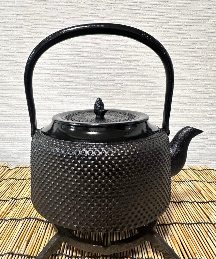 未使用品　成龍堂鋳造所 伝統工芸士 及川　齋（齋峰)造　１８型アラレ　南部鉄瓶