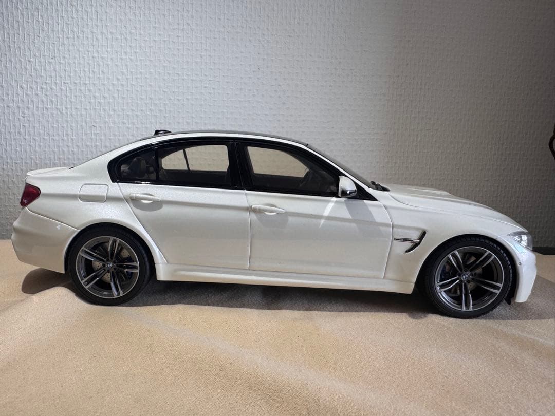  M3 Sedan ホワイト 1/18 ミニカー