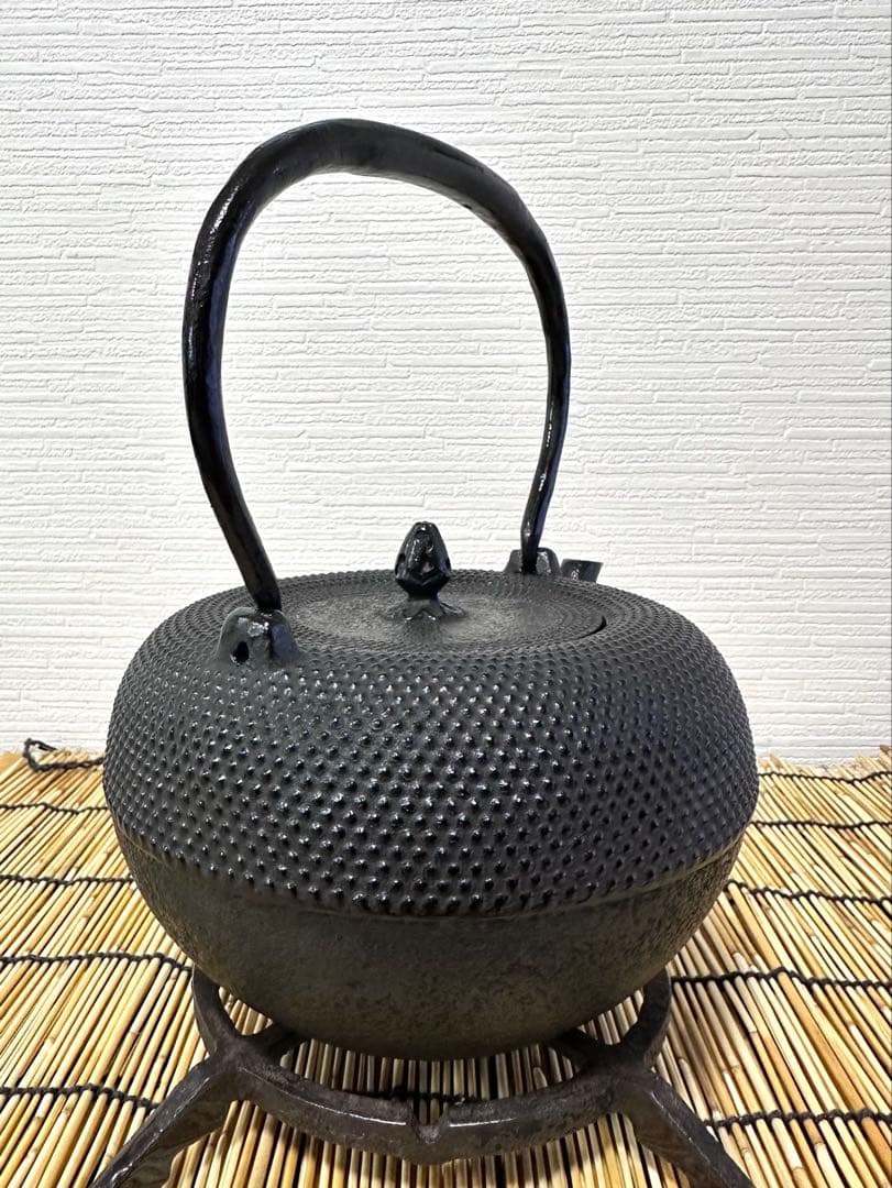 未使用品、供箱等付属品付　南部三厳堂造　１５型アラレ　南部鉄瓶　南部鉄器