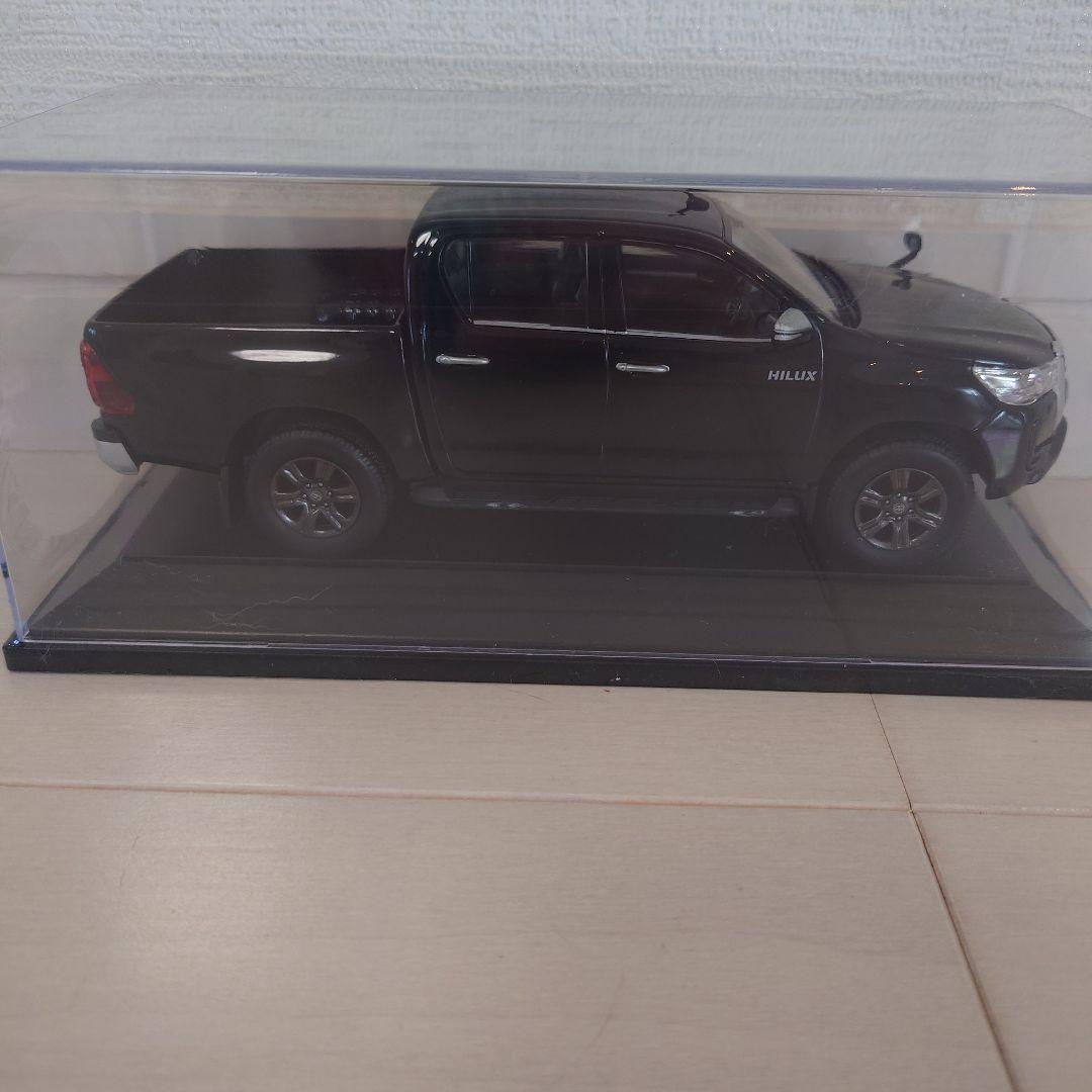 HILUX 1/30スケール 黒モデルカー