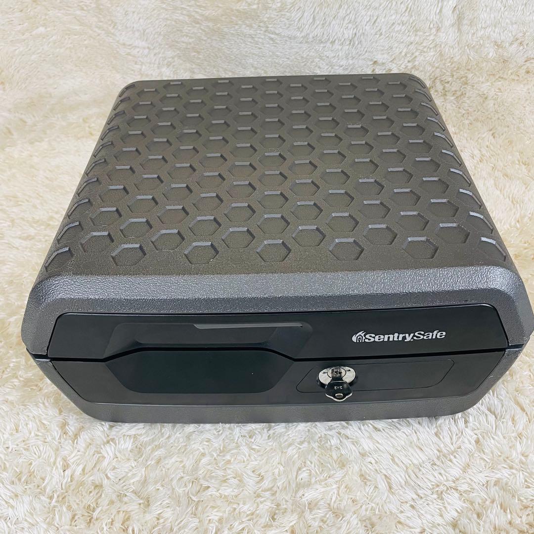 SentrySafe 耐火　防水　ポータブル金庫 フラットキー　CWシリーズ　黒