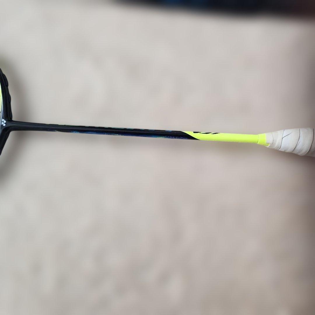YONEX　アストロクス77 バドミントンラケットガット無し1本と袋のセット！