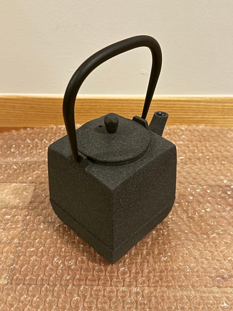 鉄瓶（鉄鋳物）　増田尚紀デザイン　鋳心ノ工房製　茶こし・ウォーマー付き