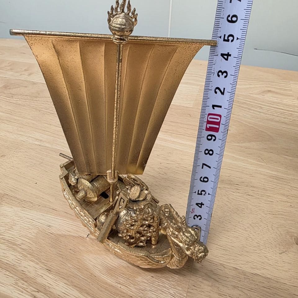 金色の船とドラゴンの金属工芸品