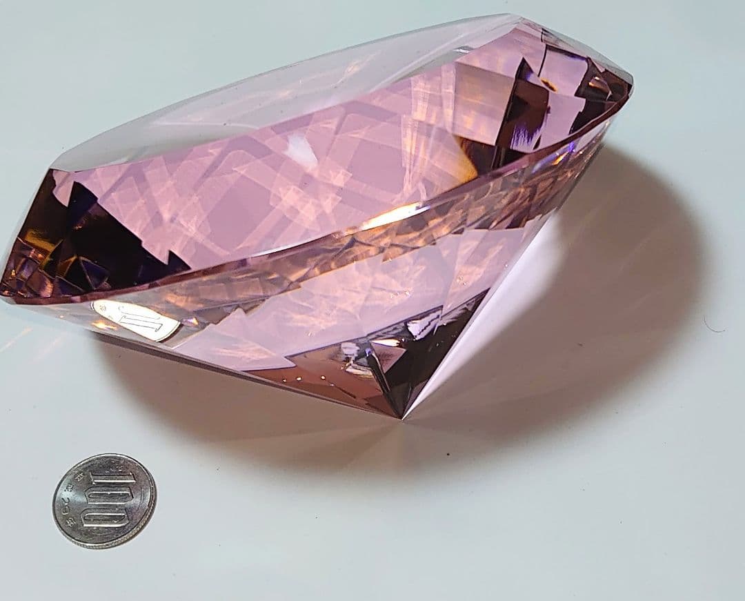 ピンクダイヤモンド大玉水晶(145㎜、重さ1975g)