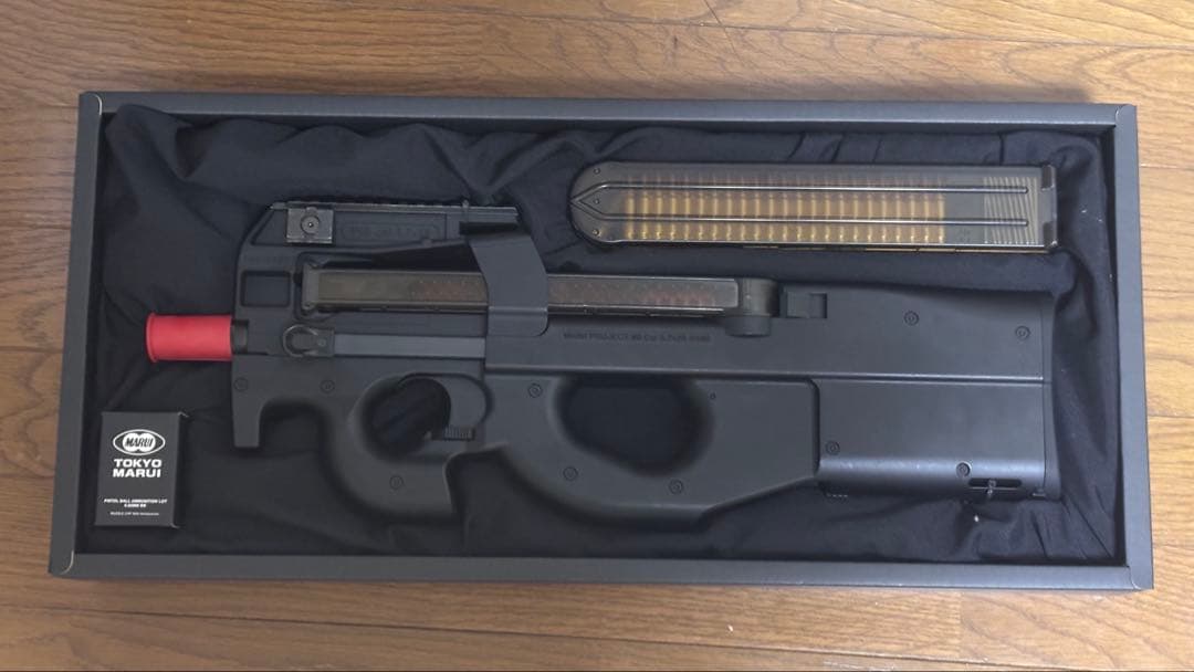 現在3000円off東京マルイ P90＋ (純正バッテリー、充電器とオマケ付き)
