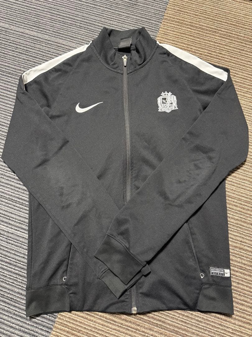 Nike ブラック ジップアップジャケット