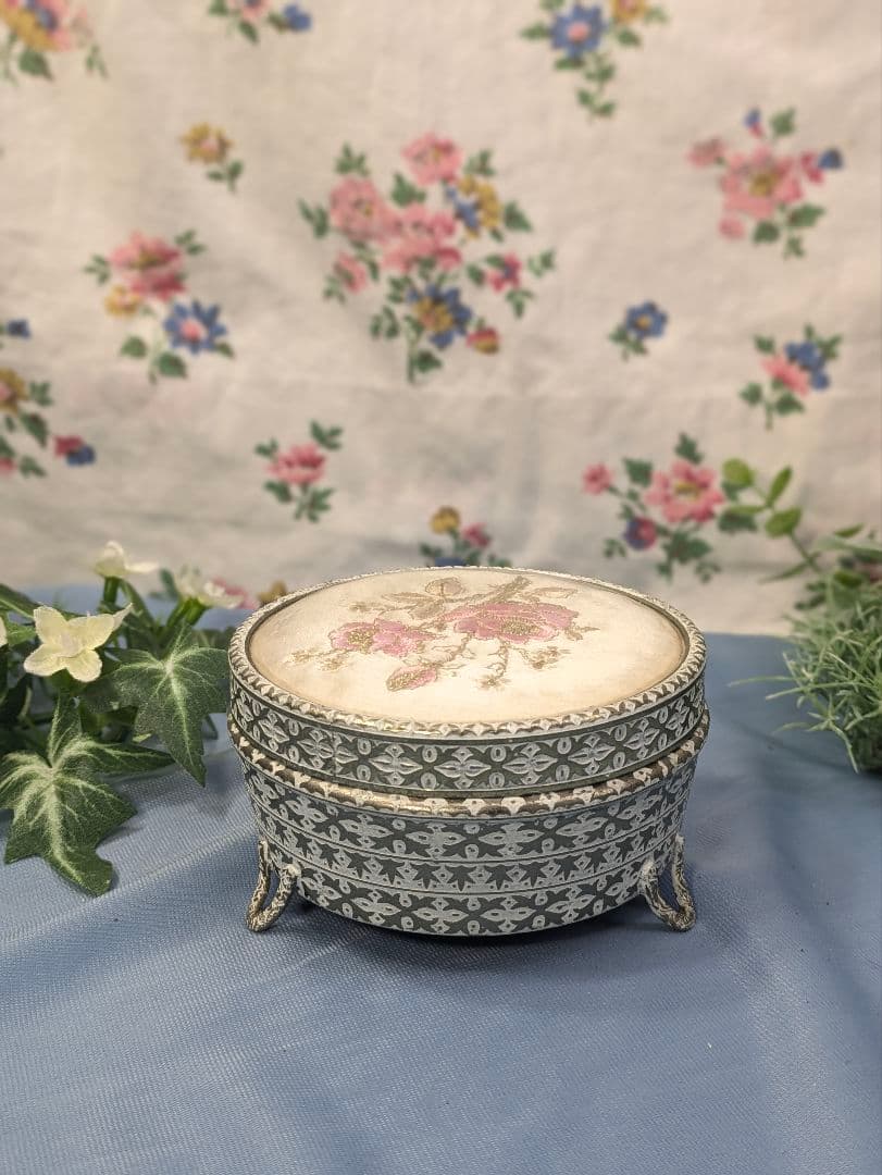 イギリス アンティーク Regent of London 刺繍 ガラス小物入れ