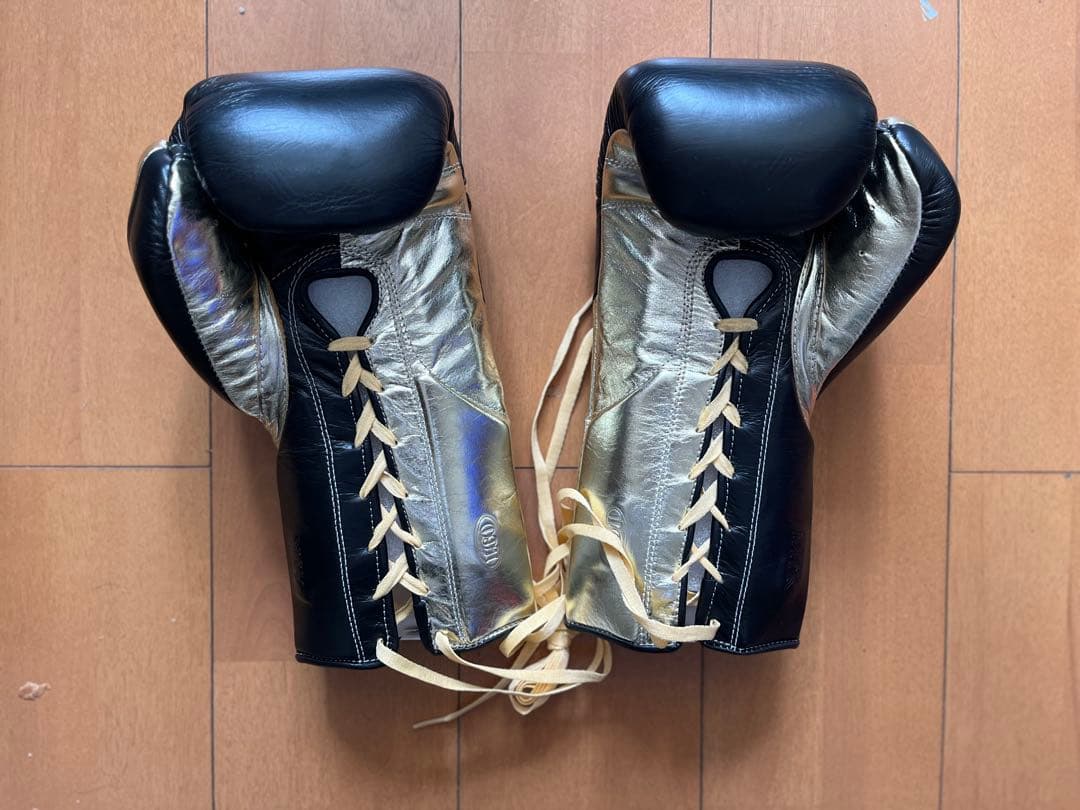 Lonsdale MTK ボクシンググローブ 10oz（黒/金）