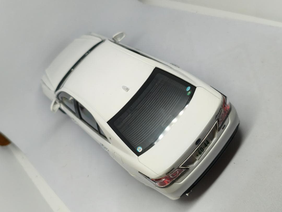 アオシマ　トヨタ　クラウンアスリート　プラモデル　完成品　ホワイトパール