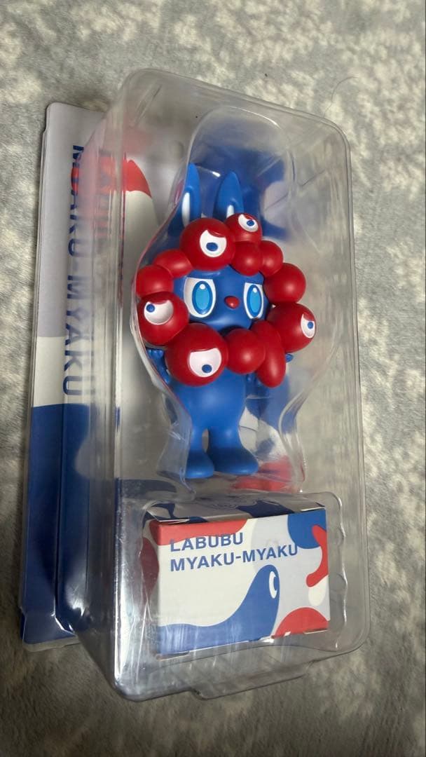LABUBU MYAKU-MYAKUストラップ付フィギュア　ラブブ　ミャクミャク