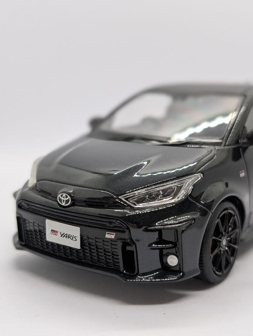 トヨタ GRヤリス プレシャスブラックパール カラーサンプル