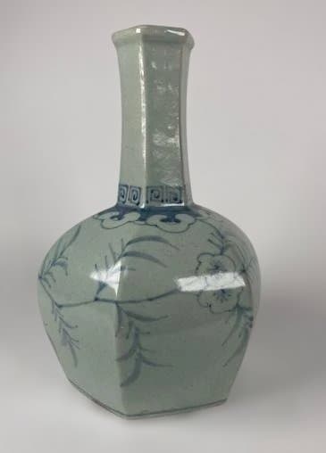 旧家整理品　李朝　時代物　染付花鳥文面取花瓶　青花　朝鮮古陶磁　高さ22cm