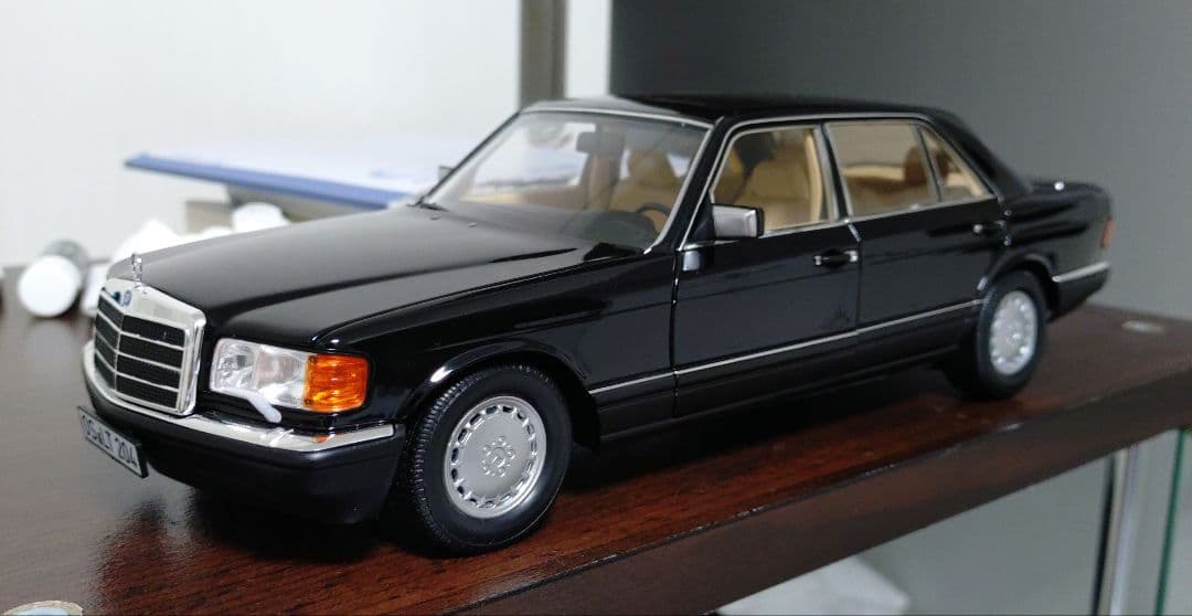 1/18 メルセデスベンツ560SEL