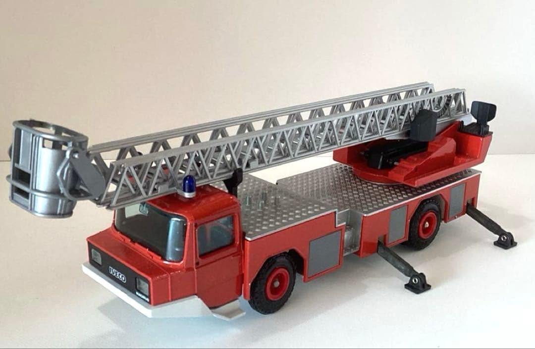 マギルスはしご消防車ミニカー　IVECOMAGIRUS 1/43絶版大型ミニカー