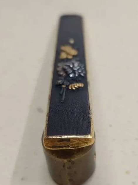 小柄袋、赤銅魚子地に菊花図