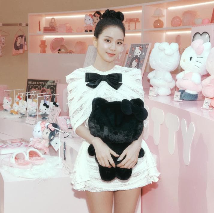 【韓国限定】JISOO × ハローキティ コラボ ぬいぐるみ 40cm 黒 新品