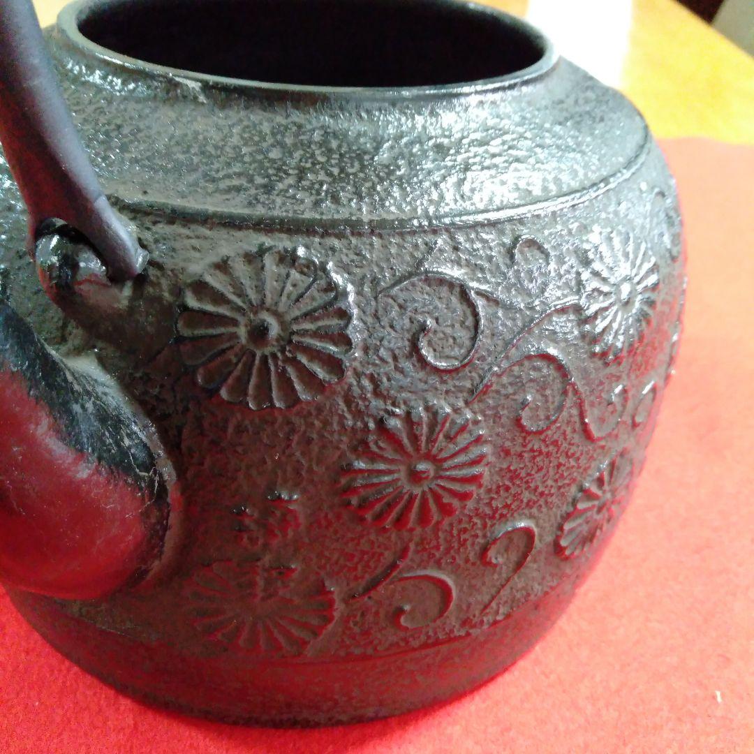 南部鉄器菊唐草紋入　手造り鉄瓶