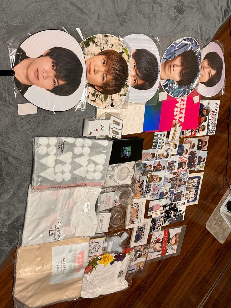 アイドルグッズセット（ファン用うちわ・写真・雑貨）