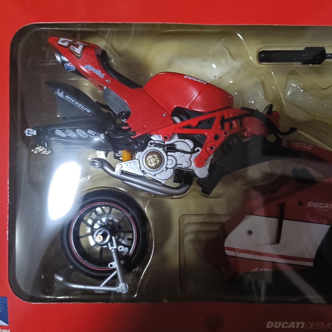 Ducati Desmosedici 2004 モデルキット Loris Cap
