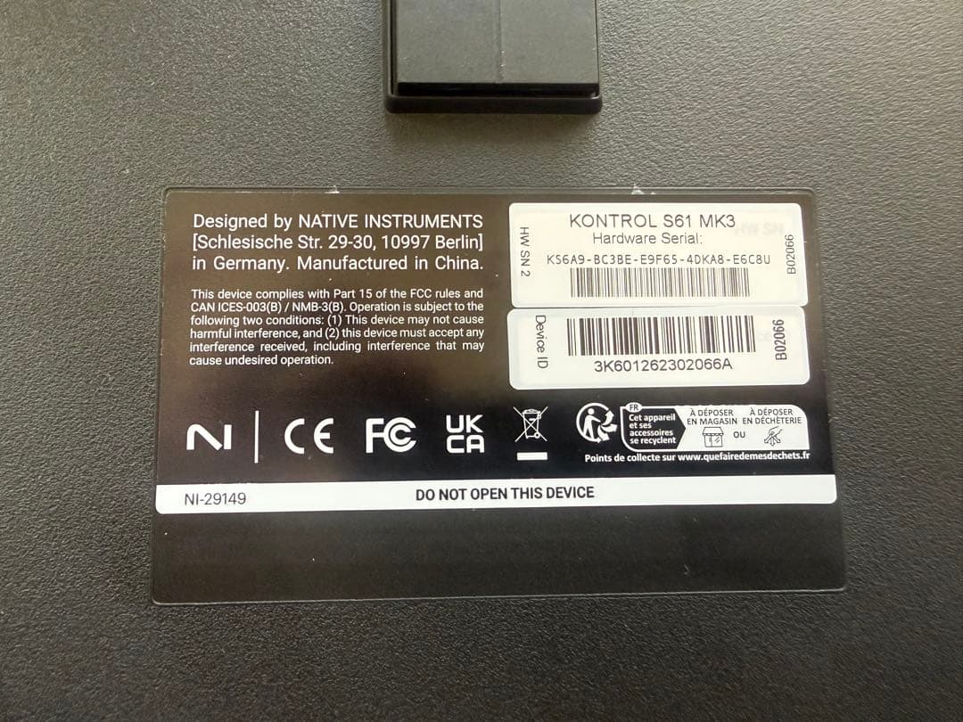 新品同様品　KONTROL S61 MIDIキーボード