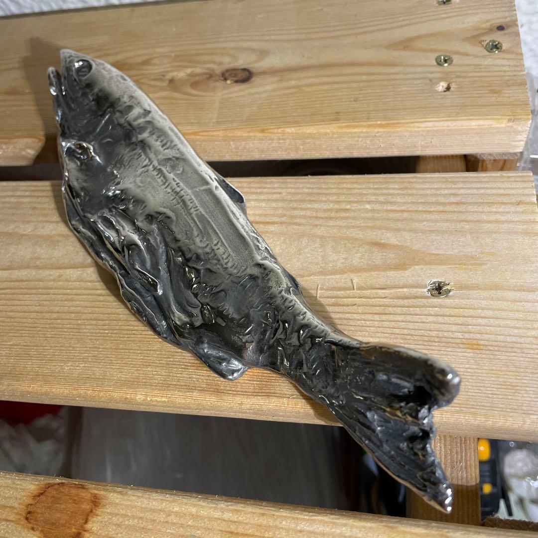 銀色の魚　 魚　 文鎮　 ペーパーウェイト　 シルバー カラー　 銀色
